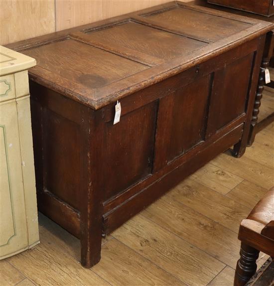 An oak coffer W.125cm